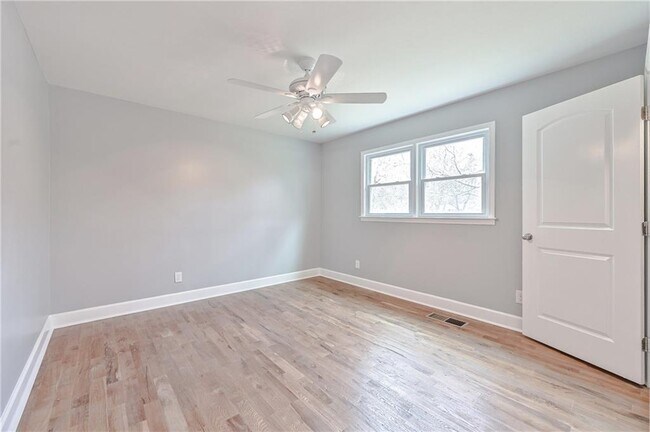 Building Photo - 1421 Thunderwood Ct SW