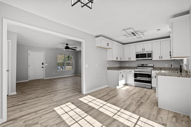 Building Photo - Fully Renovated 3 Bedroom in Southport!