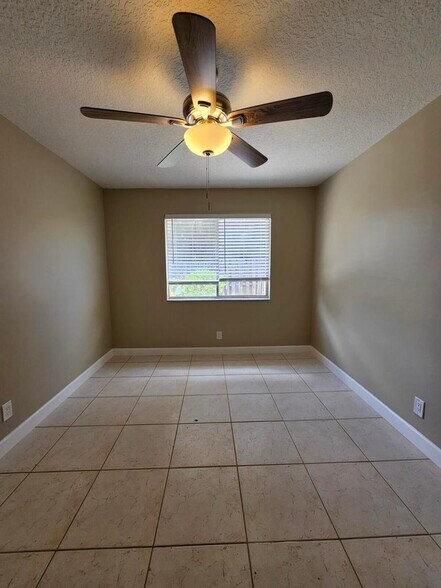 Building Photo - 4876 Orleans Ct