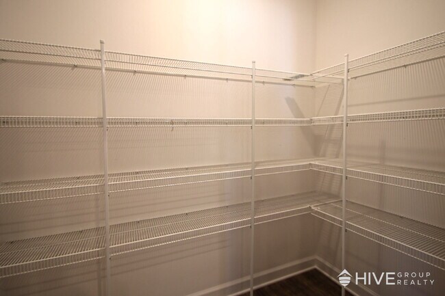 Building Photo - Beautiful End-Unit Townhouse with Pond Vie...