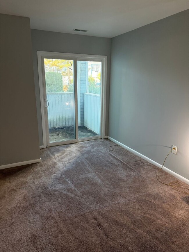 Building Photo - Move in Ready 2 Bedroom, 1 Bathroom First ...