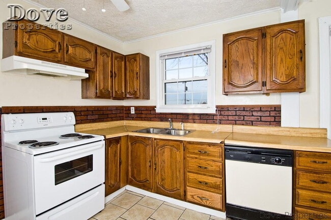 Building Photo - For Rent: 2BR, 1BA duplex (Do not apply without speaking with us first.)