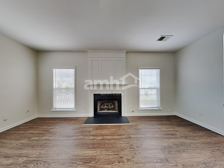 Building Photo - 1540 Cardinal Ln