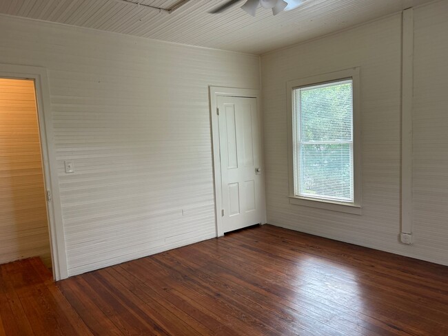 Building Photo - DRP Investments-3304/3306 Maple Road
