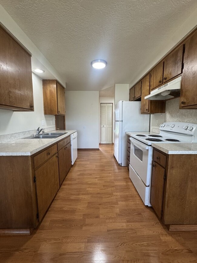 Building Photo - (KIE 1) 2-Bed, 1-Bath Duplex