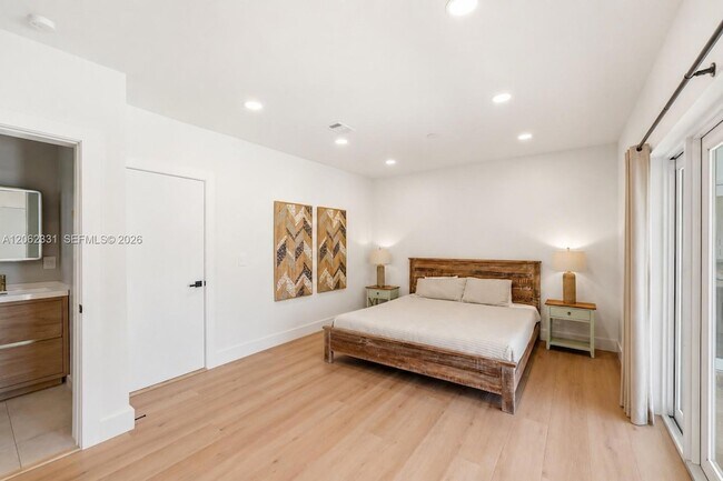 Building Photo - 10801 Peachtree Dr