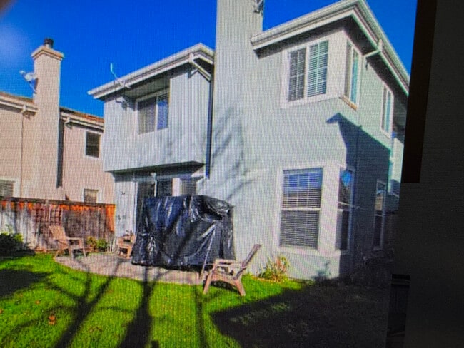Building Photo - 600 Birdsong St