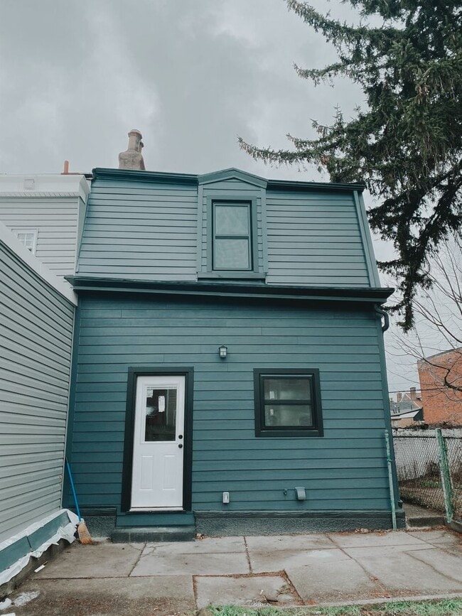 Building Photo - NEWLY RENOVATED 2 BEDROOM IN THE HEART OF BLOOMFIELD!