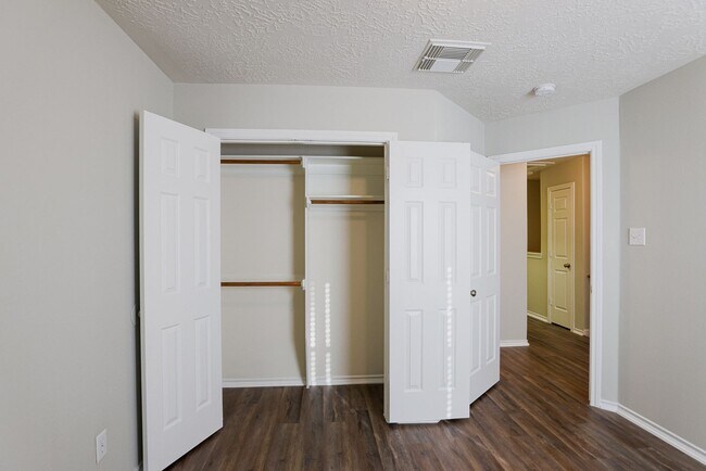 Building Photo - Move in Ready in 77044!