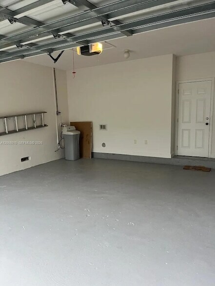 Building Photo - 350 NE 31st Terrace