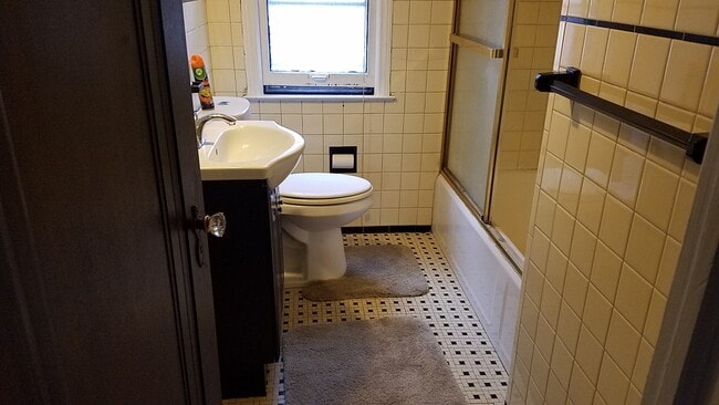 Building Photo - *Last Minute Fall Move in Special $1800 to...