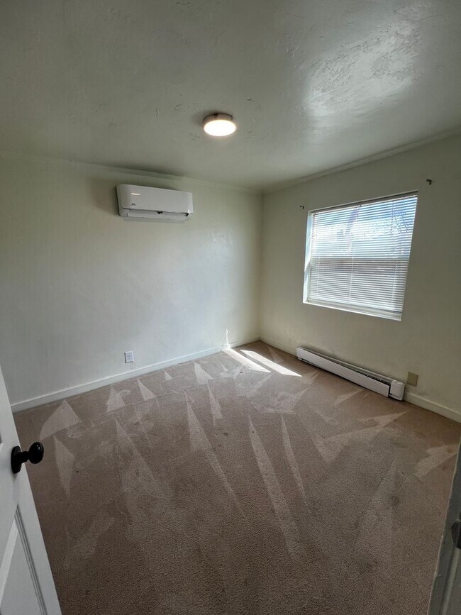 Building Photo - 2BD/1 BA Duplex