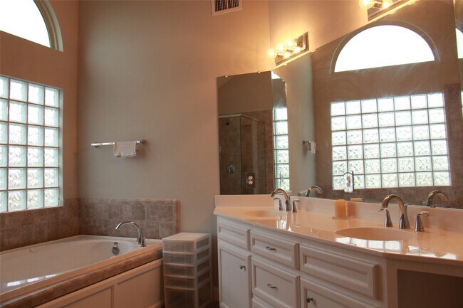 Building Photo - 3703 Main Poplar Dr