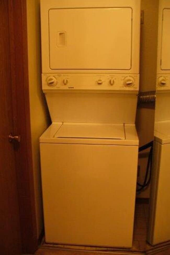 Building Photo - 203 Ski Ct