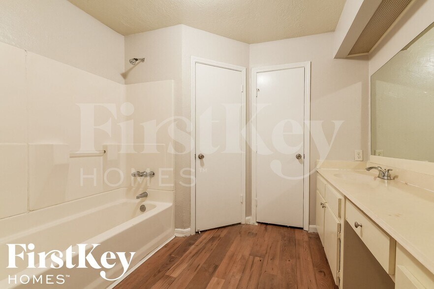 Building Photo - 13367 Lake Breeze Ln