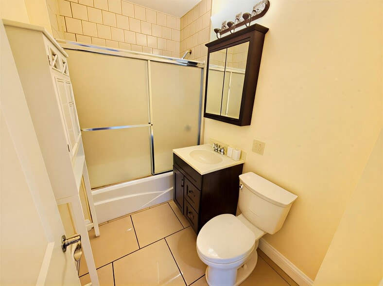 Building Photo - 159 Elm St