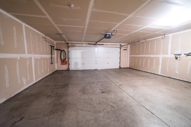 Building Photo - 4 Bedroom 2 Bath Home for Rent