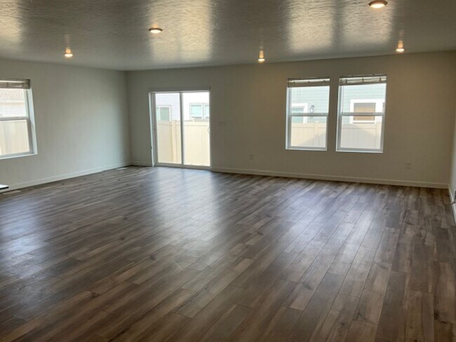 Building Photo - Single Story 3 bedroom Home