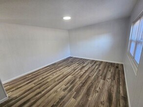 Building Photo - 2BD/1BA Unit in Newton!