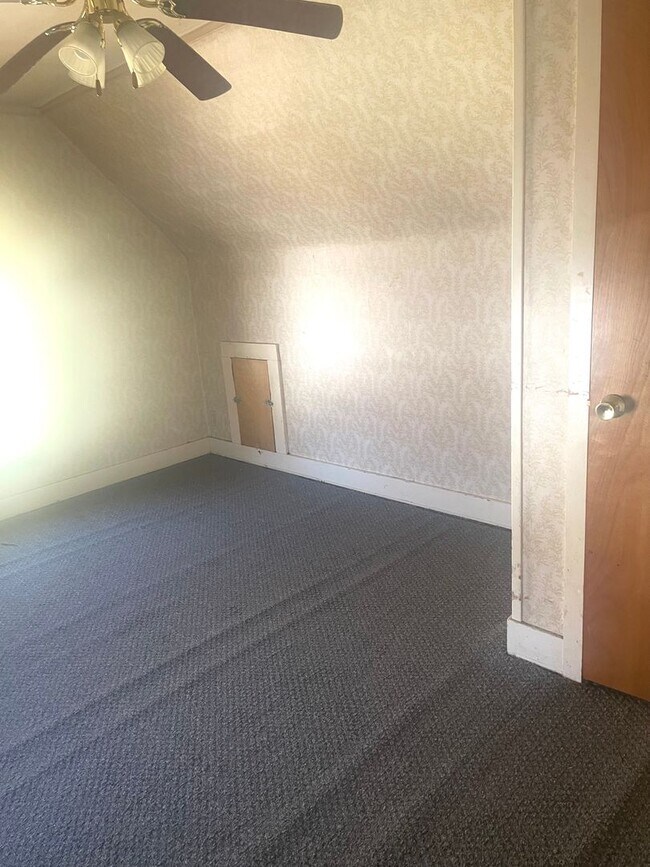 Building Photo - 2 Bed 1 Bath Single Family Home - Includes Garage