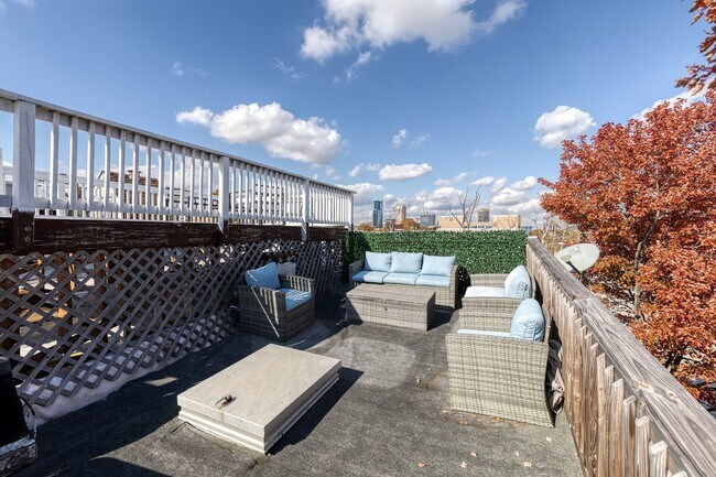 Building Photo - 447 Gittings St