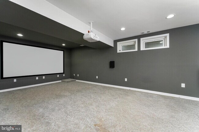 Building Photo - Spacious & Stylish North Shore Cluster Home Near Reston Town Center