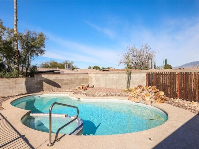 Building Photo - Spacious 4 Bedroom 2 Bathroom home with Private Pool & Arizona Room!