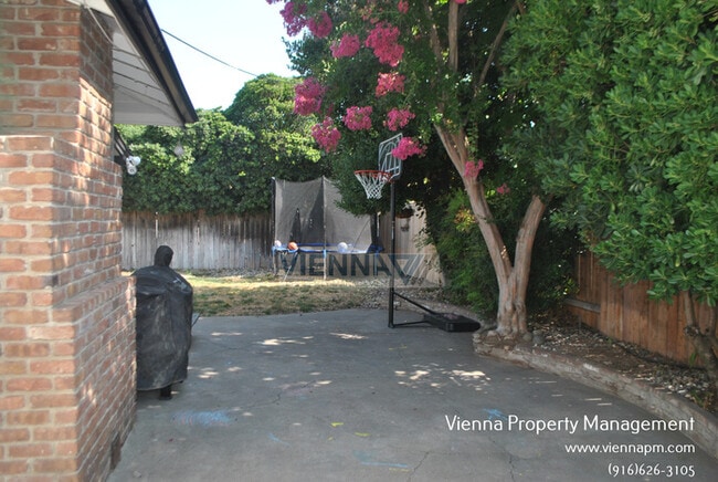 Building Photo - 2913 Kerria Way