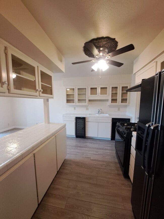 Building Photo - Beautiful 2 Bedroom Condominium Near Fashi...