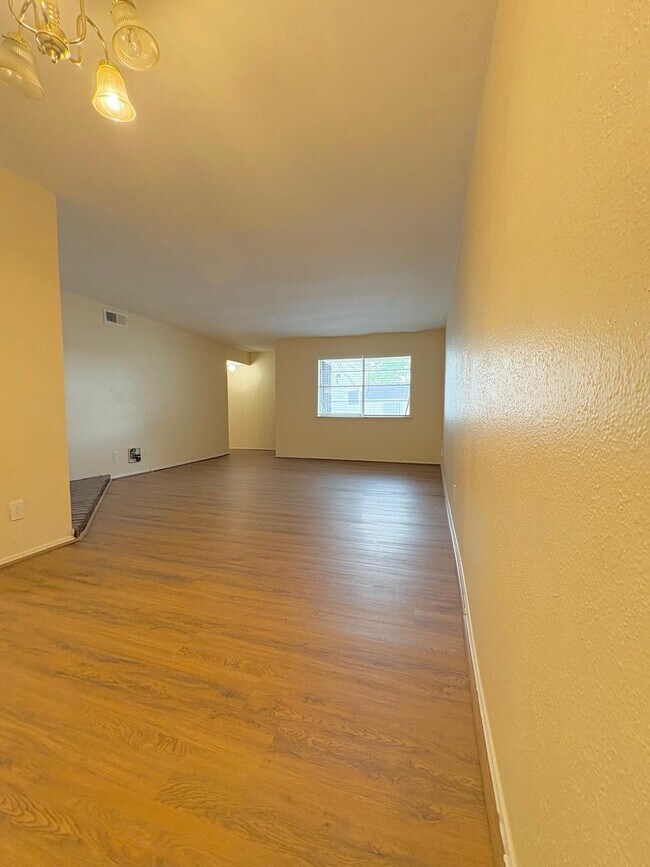 Building Photo - 6200 W Tidwell Rd