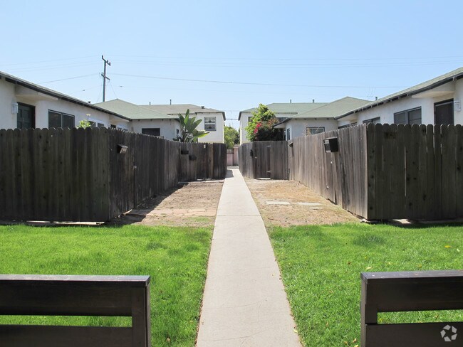 Building Photo - 2414-2418 Oak St