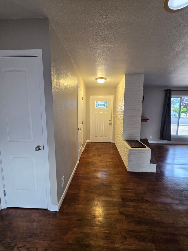 Building Photo - Pet Friendly Single Level 3 Bed 2 Bath Hom...