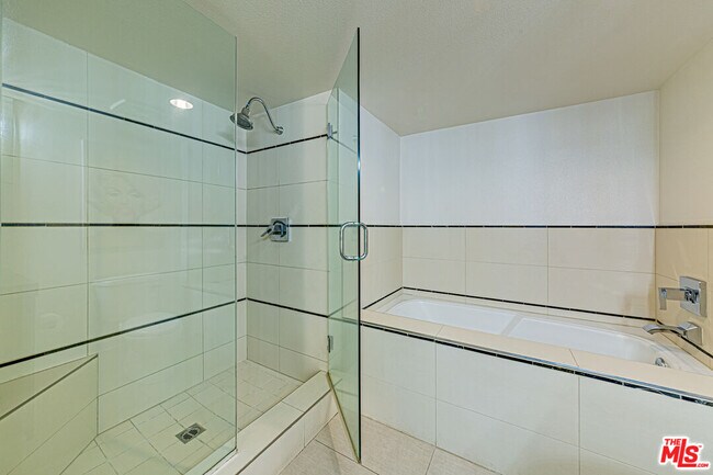 Building Photo - 600 Ridgeley Dr