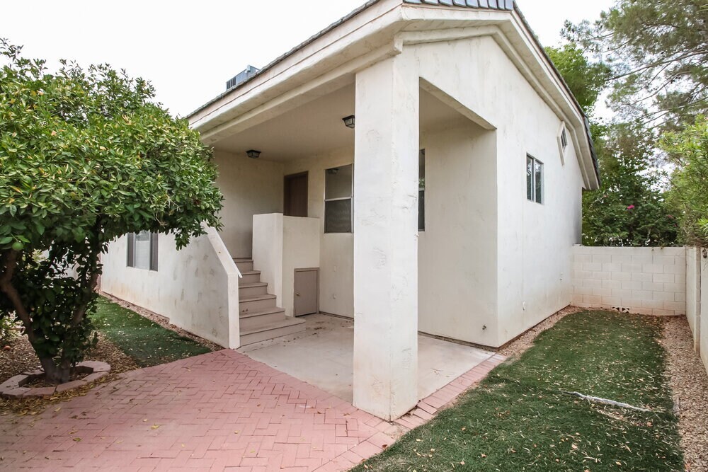Building Photo - 1158 N Florence Dr