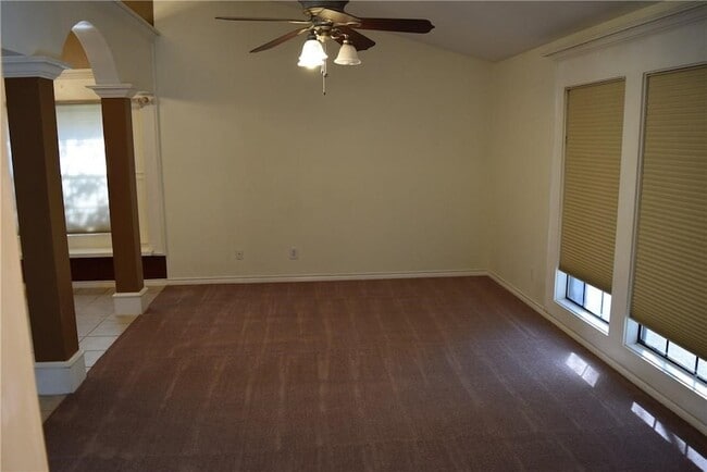 Building Photo - 512 Rosewood Ln