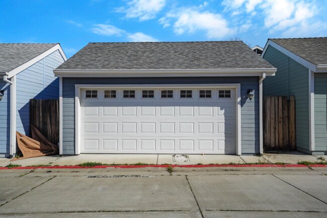 Building Photo - Modern Roseville Living – 3 Bed | 2.5 Bath |
