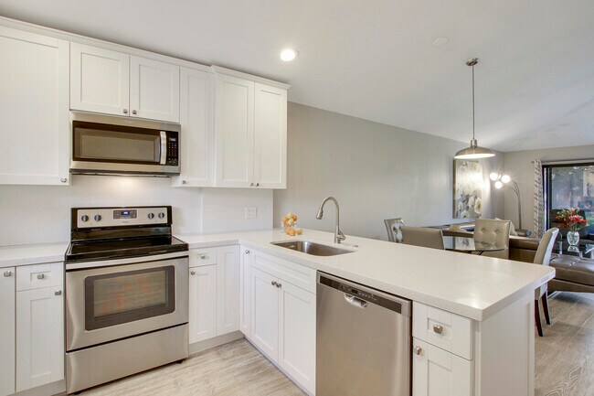 Building Photo - 909 Club Dr