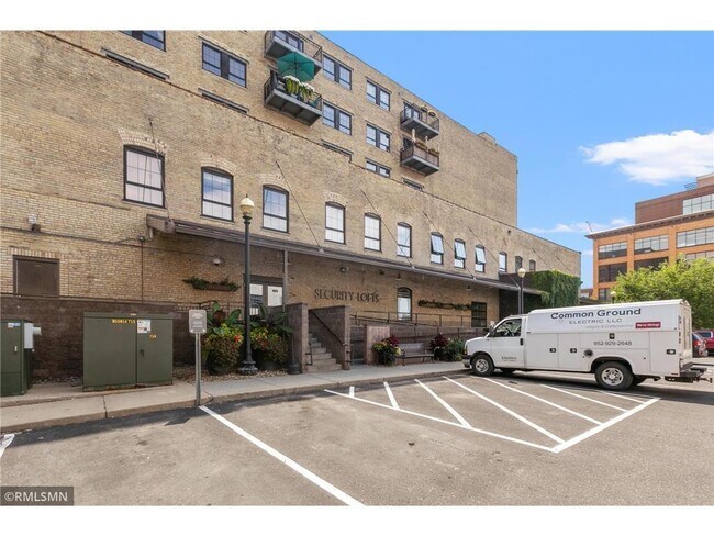 Building Photo - 404 N Washington Ave