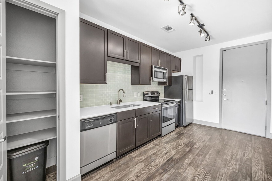 Axis 3700 Apartments in Plano, Texas - Markethaus 3700