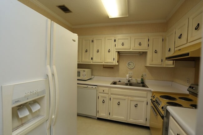 Building Photo - 2 Bedroom townhome