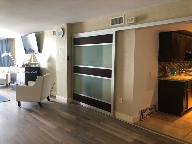 Building Photo - 801 S Ocean Dr