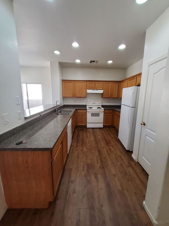 Building Photo - Tolleson 4 Bedroom