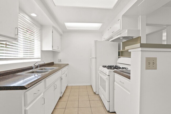 Building Photo - Refreshed 1 Bed 1 Bath Apartment with Parking