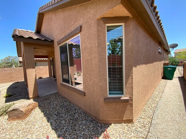 Building Photo - 3 Bedroom Single Story Home in Loma Colora...