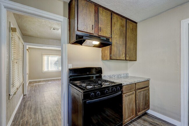 Building Photo - 3 Bed 2 Bath close to OU Med Center