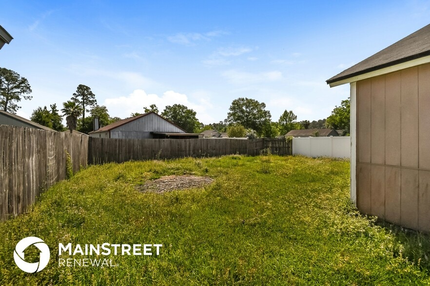 Building Photo - 1859 MacKenzie Ct N