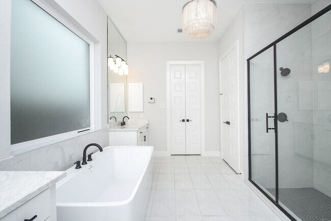 Building Photo - 10014 Oakwood Trl
