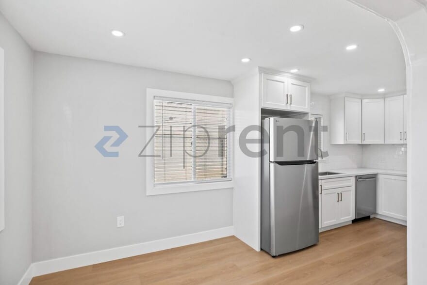 Building Photo - Unit A