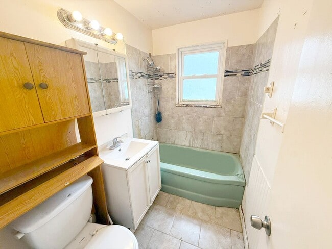Building Photo - 3 BED 1 BATH SINGLE FAMILY HOME!