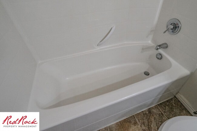 Building Photo - Charming 3 Bedroom Townhome with INTERNET INCLUDED & Dog-Friendly!